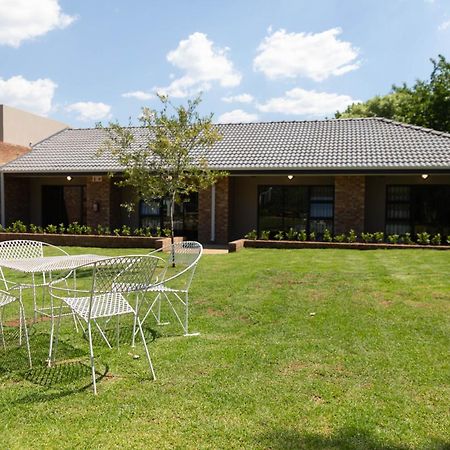 Opstal Gastehuis Potchefstroom Esterno foto