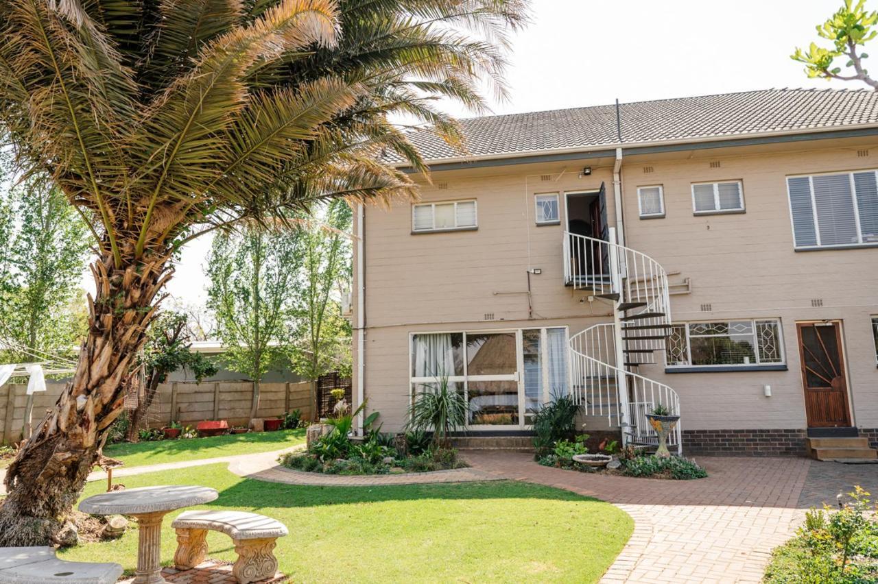 Opstal Gastehuis Potchefstroom Esterno foto